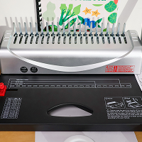 Comb binding machine