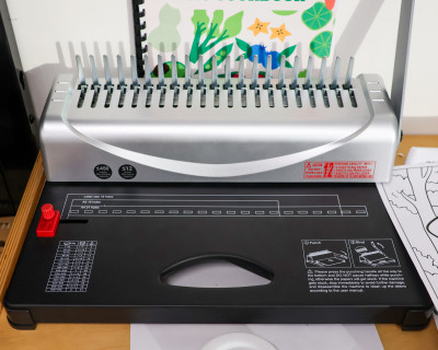 Comb binding machine